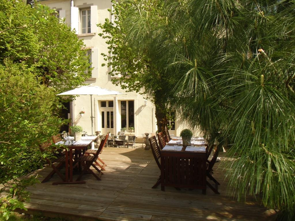 Égliseneuve-dʼEntraigues Hotel De La Providence מראה חיצוני תמונה